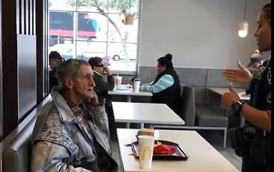 McDonald's duoi khach mua do an cho nguoi vo gia cu hinh anh