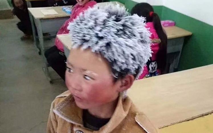 Cau be toc dong bang phai nghi hoc sau mot tuan chuyen truong hinh anh