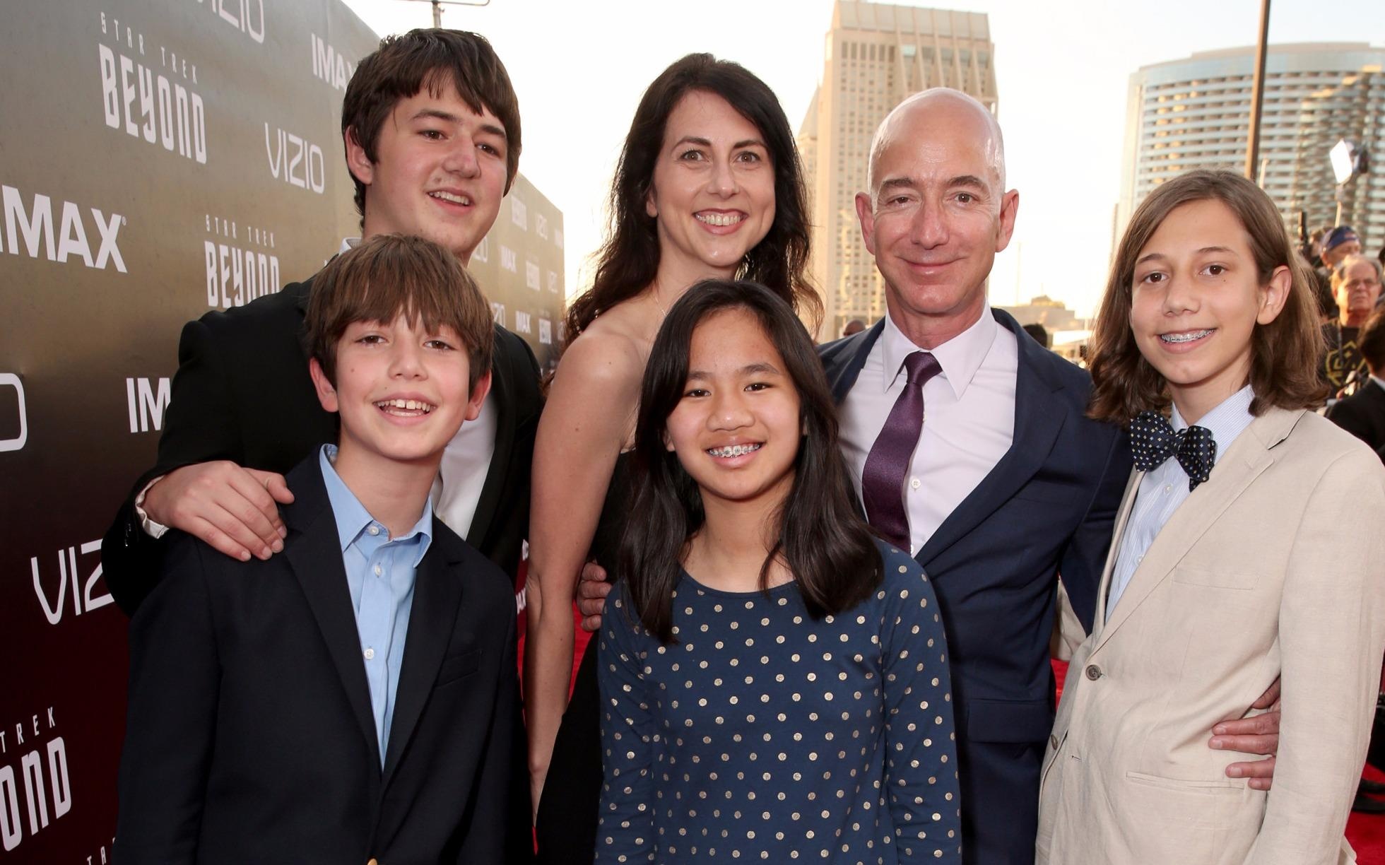 Ty phu giau nhat the gioi day con: Tha rang chi co 9 ngon tay hinh anh