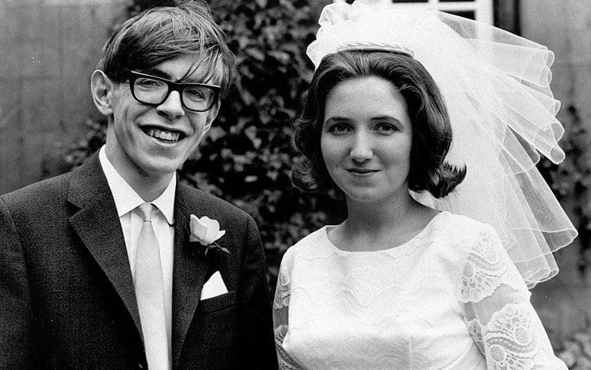 Chuyen tinh dep nhung khong tron ven cua Stephen Hawking hinh anh