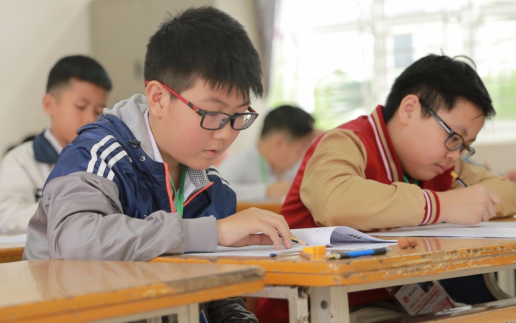 Hon 1.200 hoc sinh tham gia vong so khao Olympic tieng Anh tieu hoc hinh anh