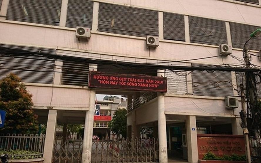 Phan doi mua dieu hoa cu, ao cua hoc sinh bi dinh 'phan' hinh anh