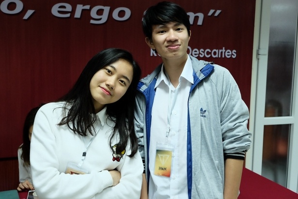 nu sinh trung tuyen hoc bong hang ty dong anh 1