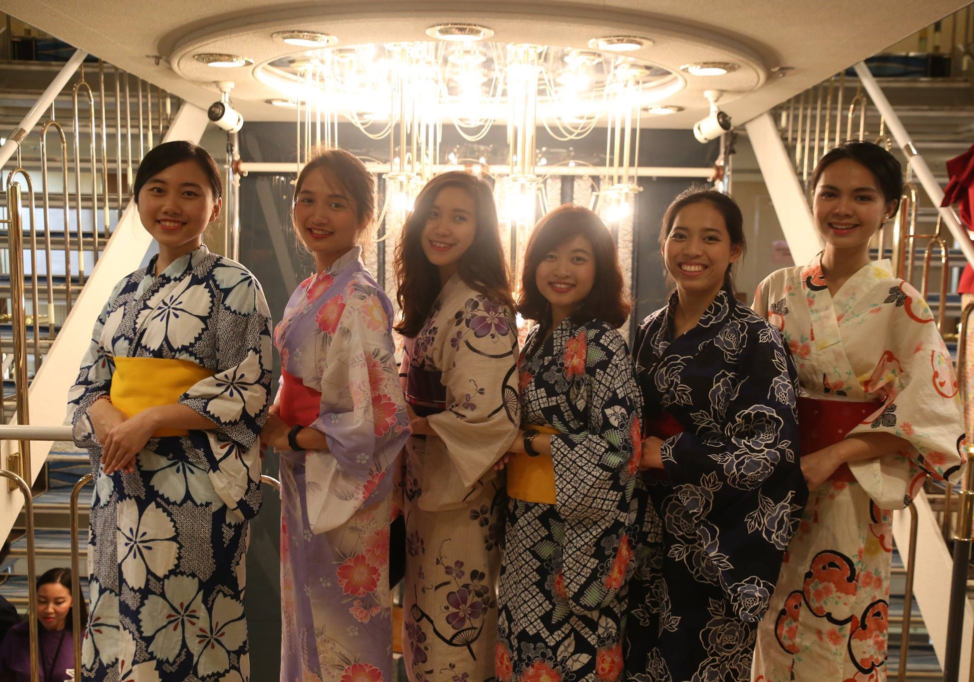 nu sinh trung tuyen hoc bong hang ty dong anh 3