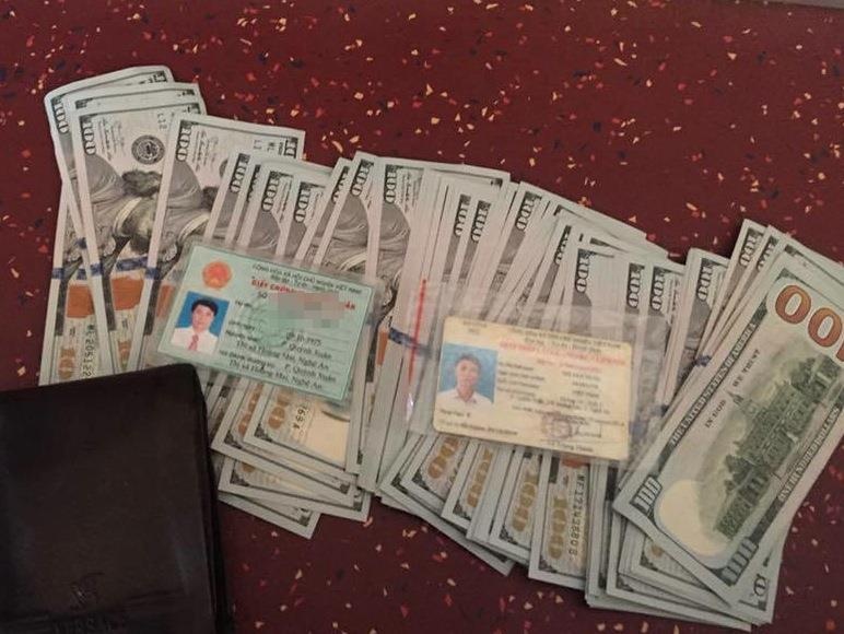 Phu xe len Facebook tim hanh khach mat 8.300 USD de tra lai hinh anh