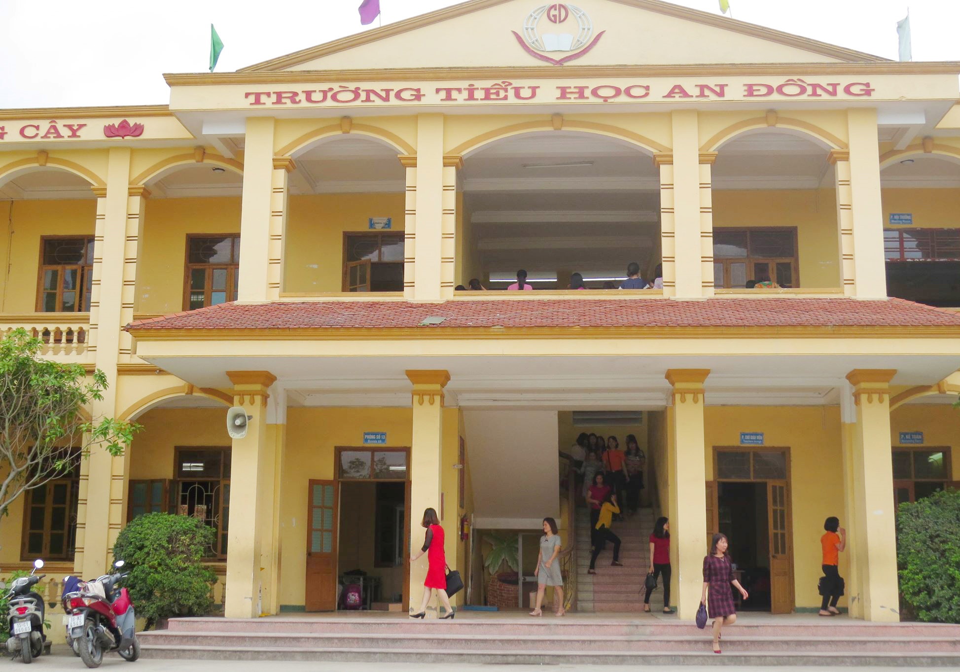 giao vien phat hoc sinh anh 2