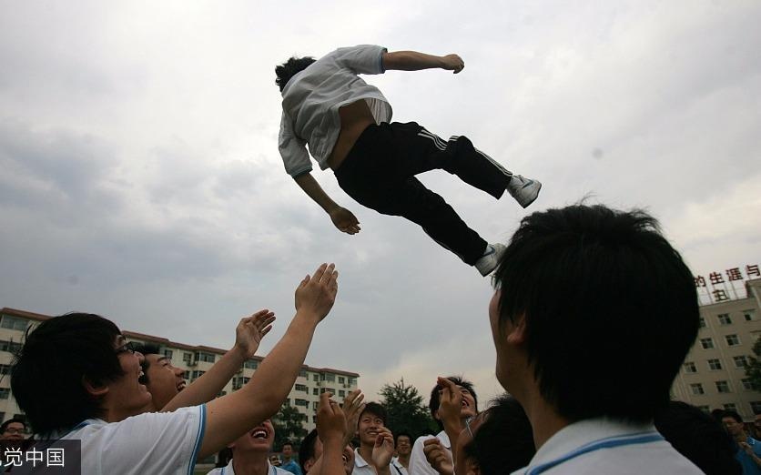 Hoc sinh Trung Quoc tung nhau len khong nham giam ap luc thi cu hinh anh