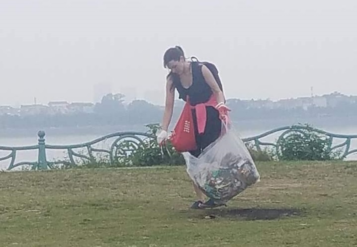 khách tây nhặt rác ở phủ tây hồ ảnh 3 khach tay nhat rac o phu tay ho anh 3