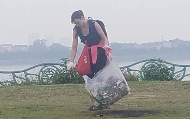 Co gai Tay don rac o Phu Tay Ho: Nha minh sao de khach lam ho? hinh anh