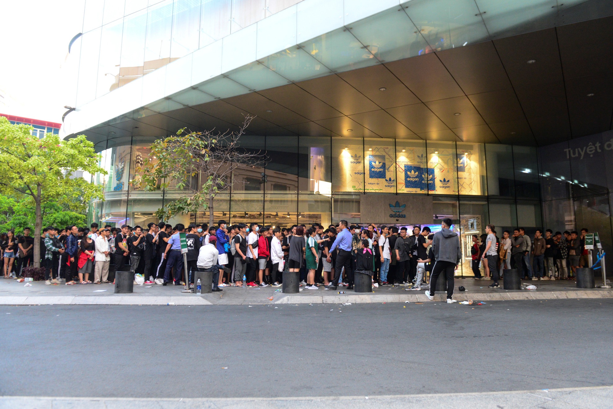 thức đêm canh mua giày hiệu ảnh 1 thuc dem canh mua giay hieu anh 1