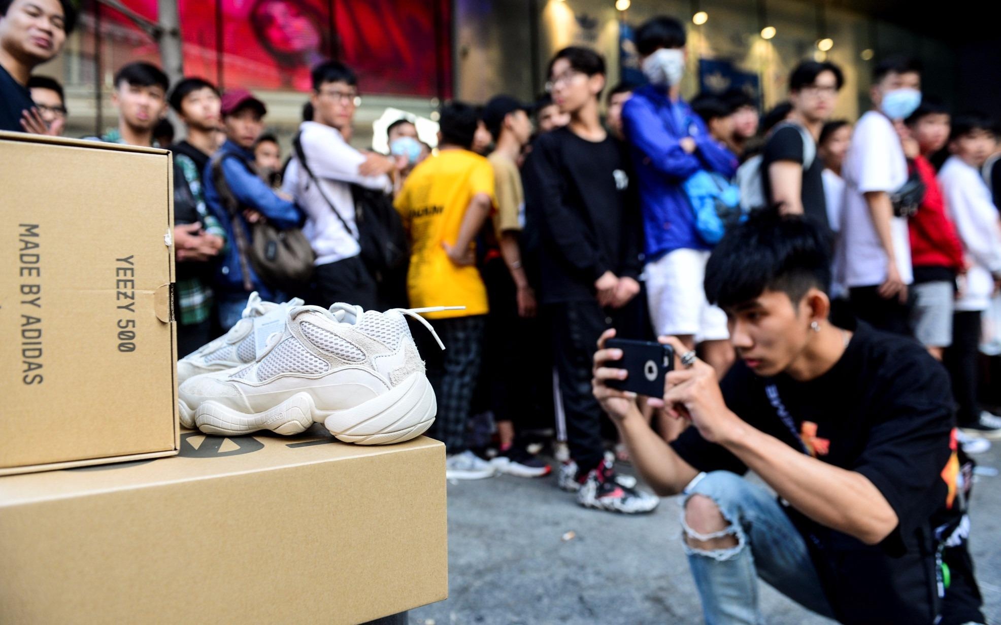 Thuc xuyen dem canh mua giay 5,3 trieu dong: Chiu choi hay dua doi? hinh anh