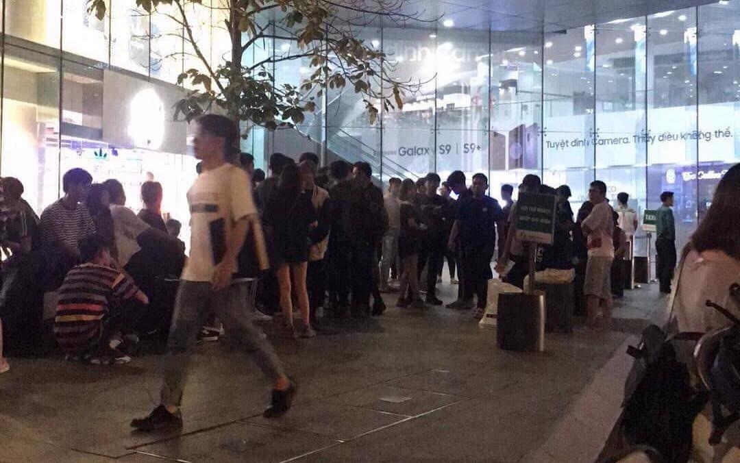 Gioi tre Sai Gon xep hang xuyen dem canh mua Yeezy 500 Blush hinh anh