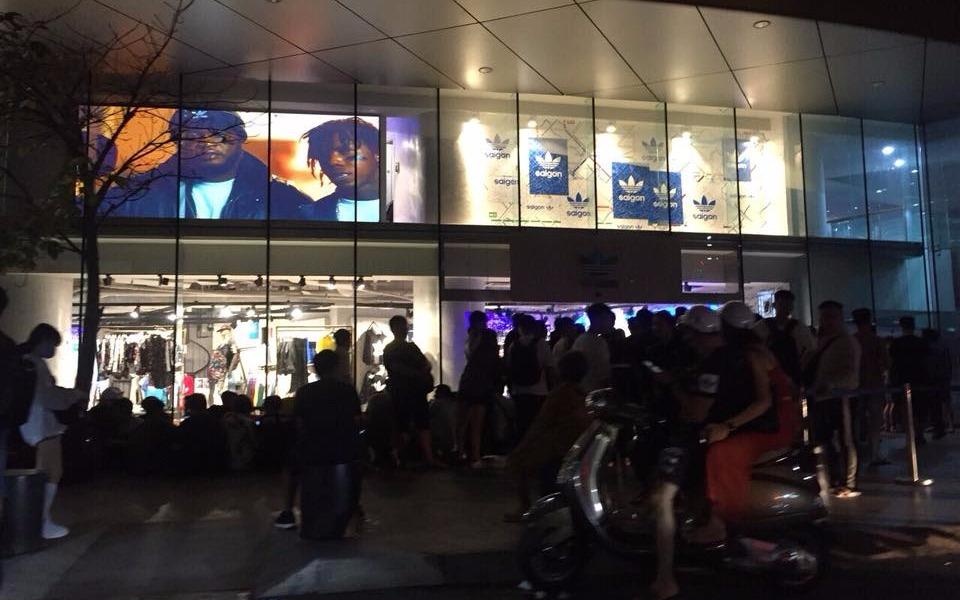 Bitexco ‘that thu’ truoc suc nong cua Yeezy 500 Blush hinh anh