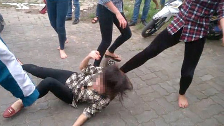 nu sinh danh nhau anh 2