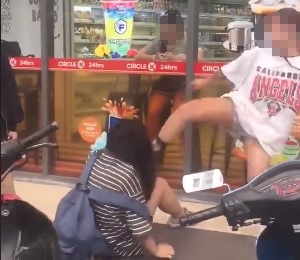 nu sinh danh nhau anh 1