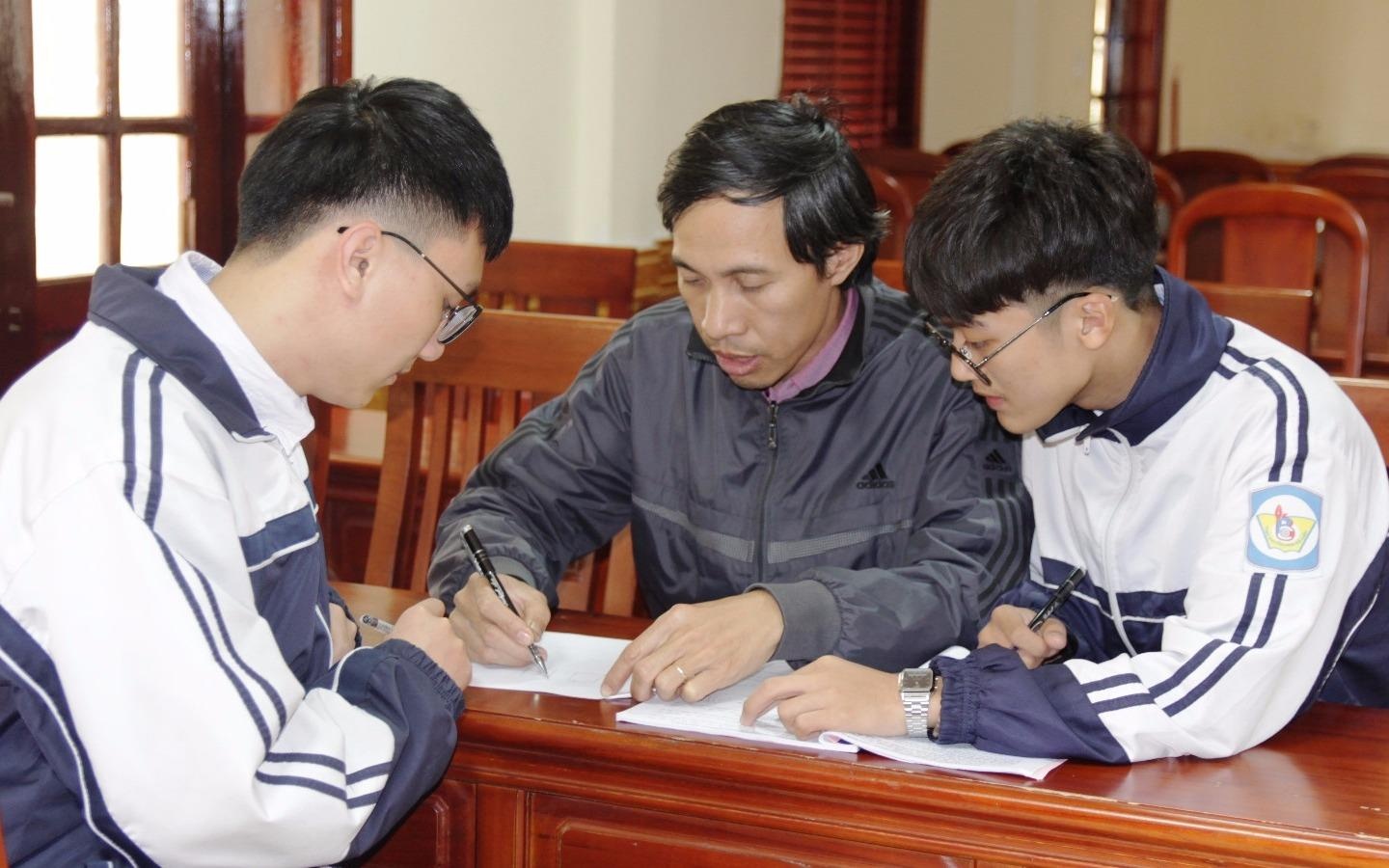 Nam sinh bi tu choi cap visa sang My duoc phong van lan thu ba hinh anh