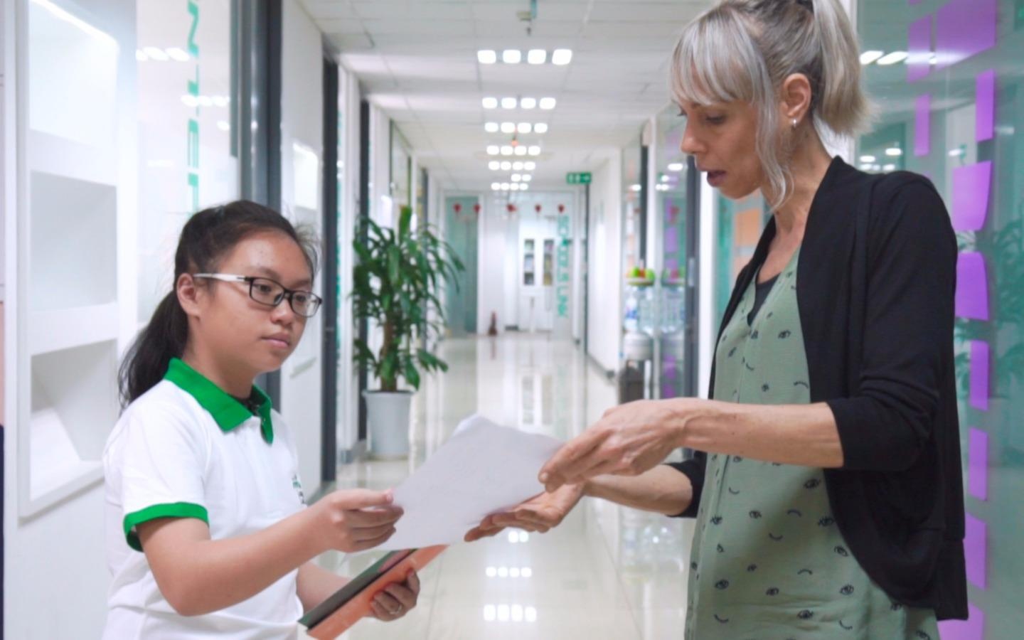 Hoc tieng Anh cung giao vien nuoc ngoai: Chu de Dien thuyet hinh anh