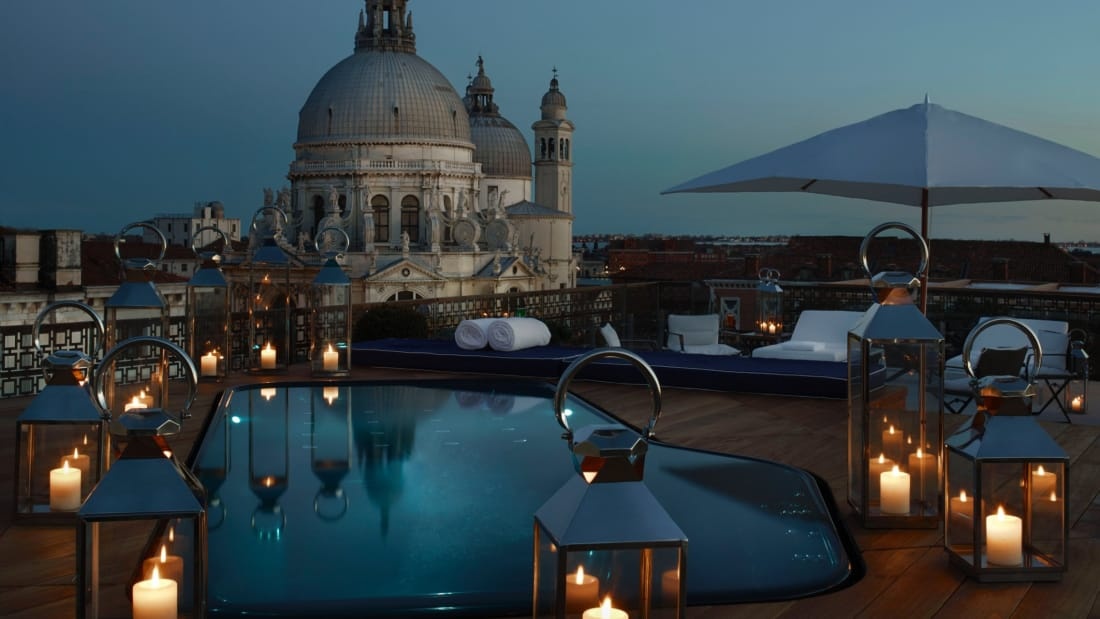 nhung khach san xa hoa nhat anh 12