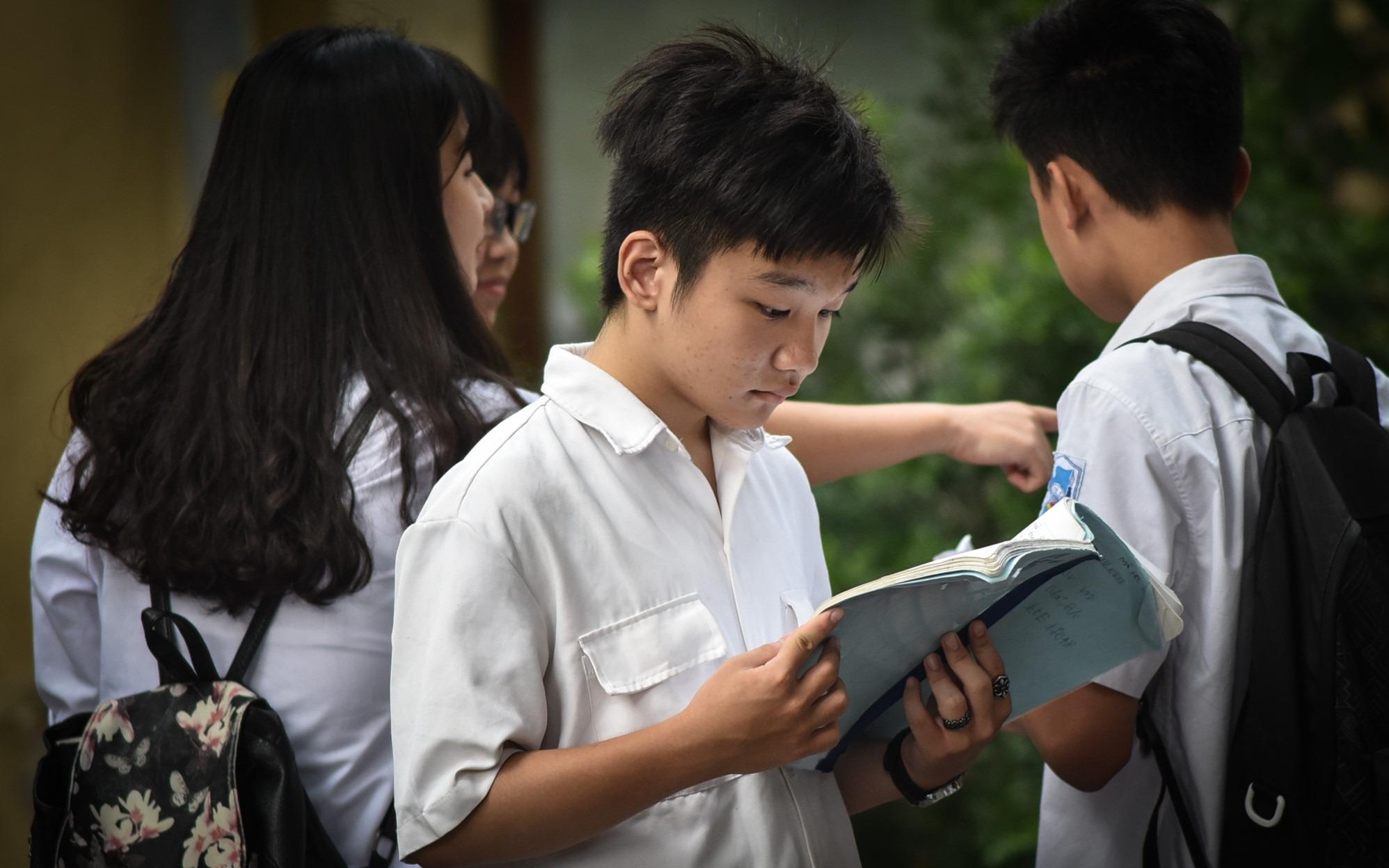 Bai giai de thi mon Toan vao lop 10 o Ha Noi hinh anh