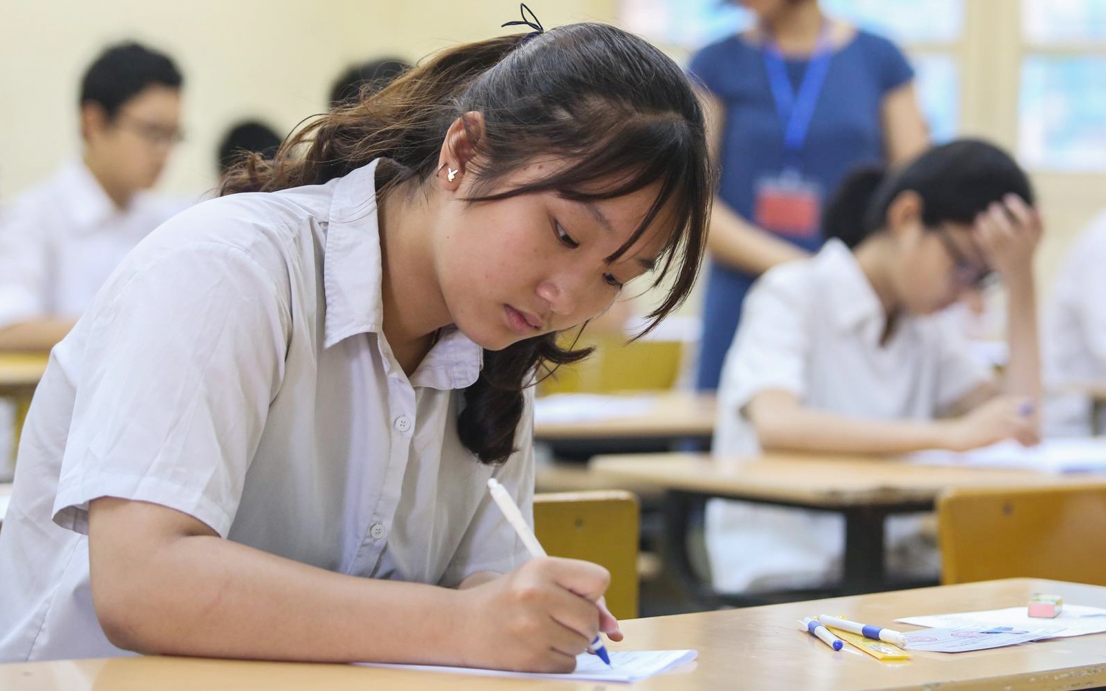 Thi sinh cang thang nhap cuoc mon thi dau vao lop 10 hinh anh