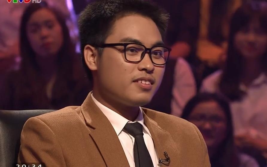 Nguoi choi 'Ai la trieu phu' phi su tro giup cho cau hoi de hinh anh