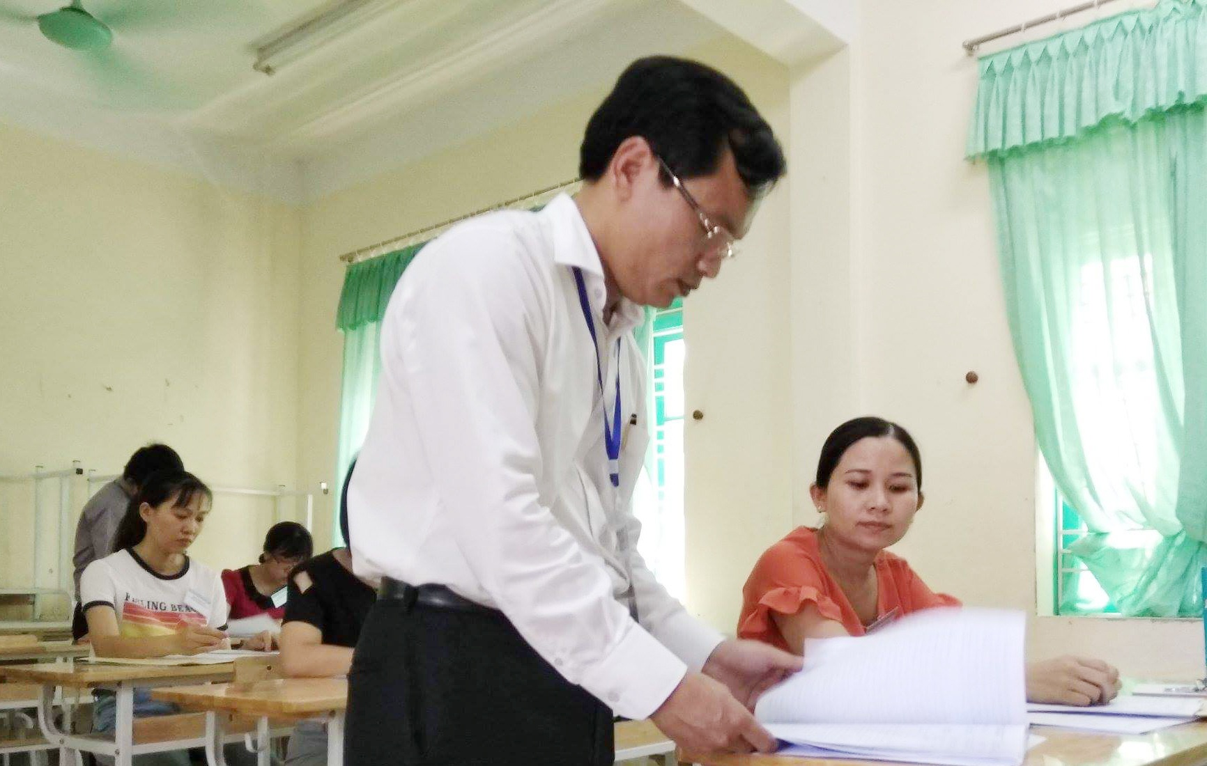 Vi sao 3 lan kiem tra khong phat hien sai pham diem thi o Hoa Binh? hinh anh