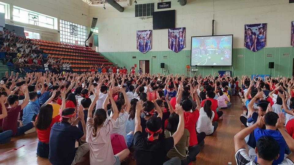 DH Bach khoa lap man hinh lon phuc vu sinh vien xem Olympic Viet Nam hinh anh