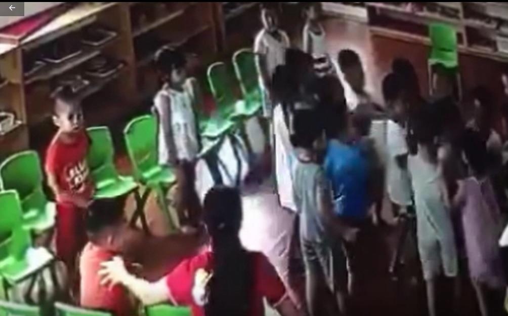 Dinh chi 3 co giao mam non cho phep 10 tre danh hoi dong ban hinh anh