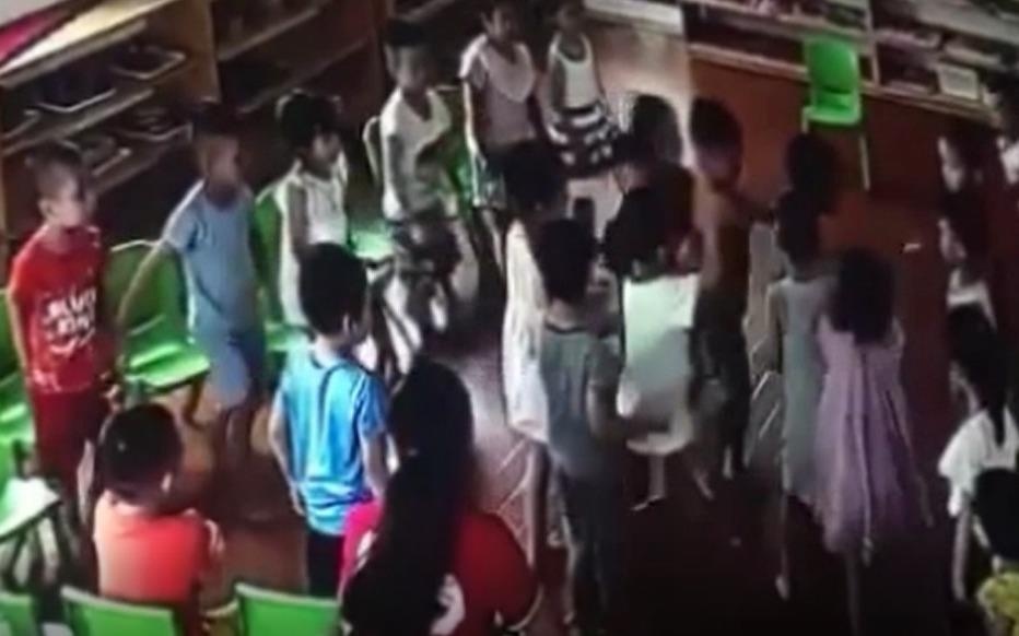 10 tre mam non vay danh ban trong lop hoc hinh anh