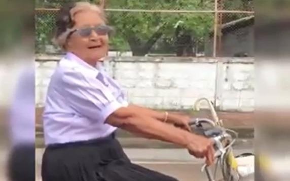 Cu ba 84 tuoi vui ve dap xe ve nha sau ky thi hinh anh