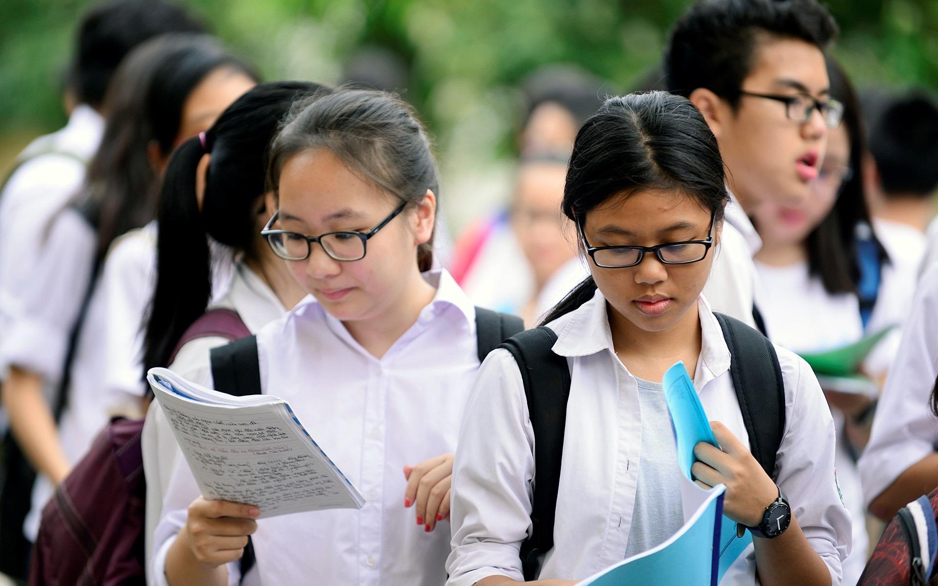 Thi sinh thi truong chuyen Ha Noi phai dat tu 10 diem o vong so tuyen hinh anh