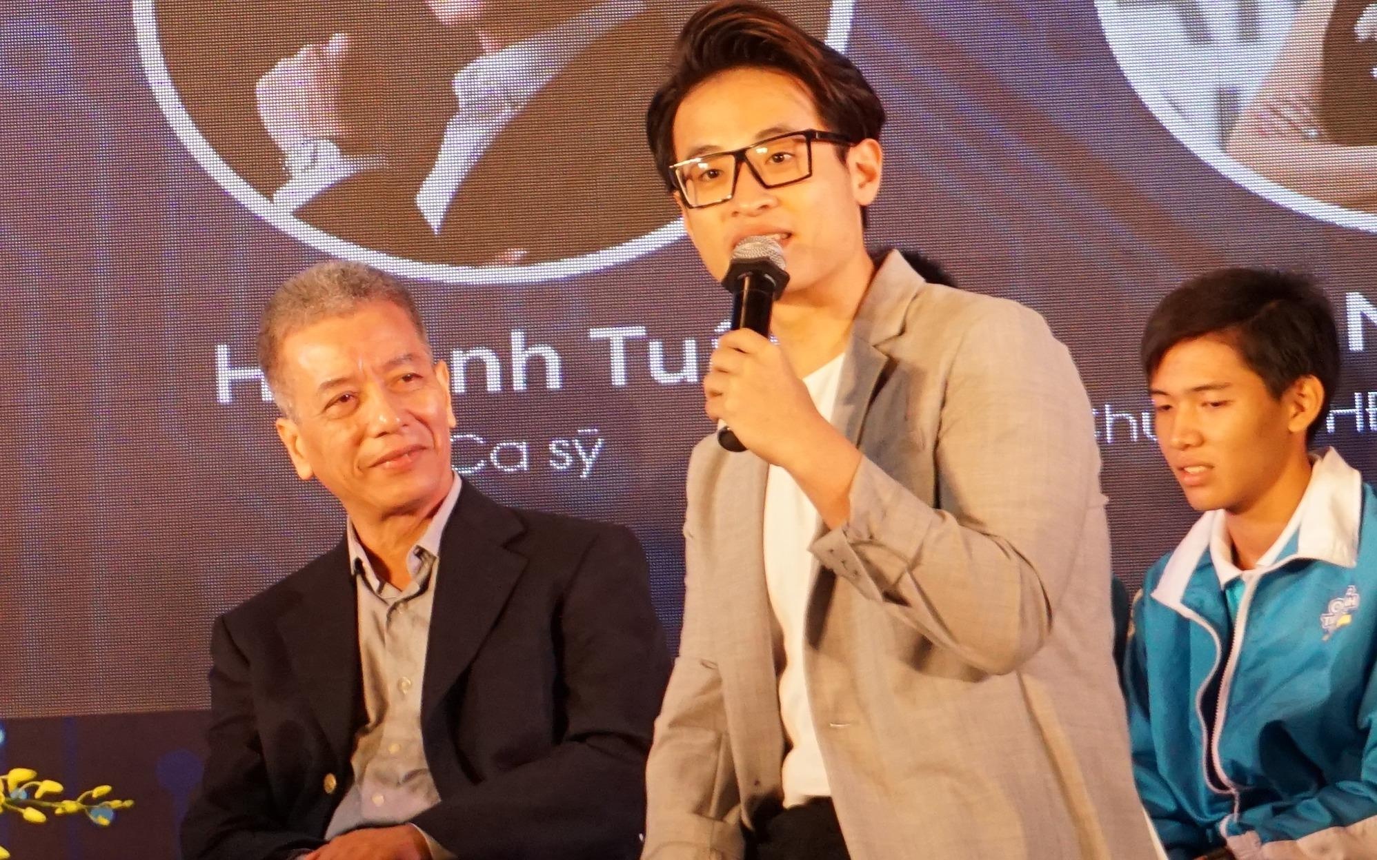 Ca si Ha Anh Tuan ke chuyen hoc tieng Anh tu cau noi cua chu xich lo hinh anh