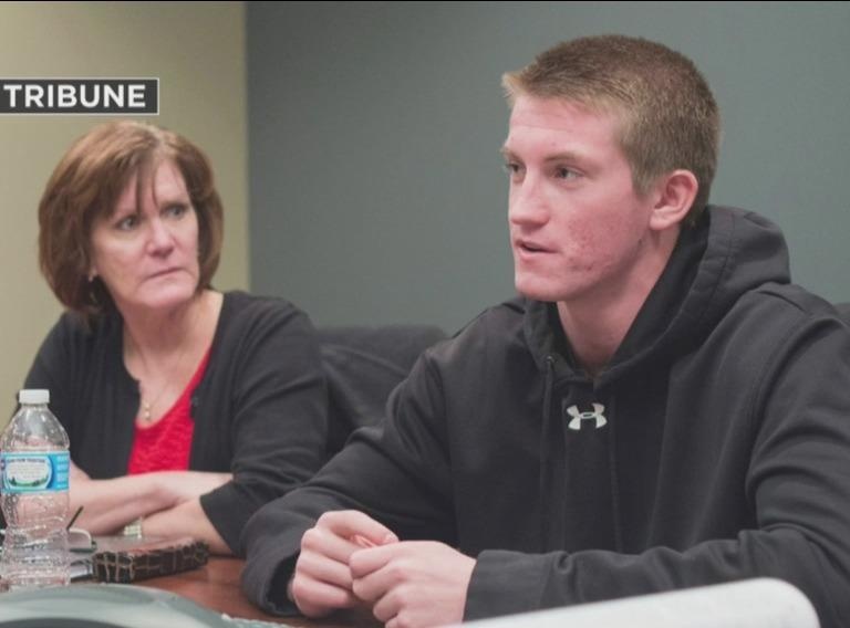 Giao vien My bi kien vi tu y luc loi dien thoai cua hoc sinh hinh anh