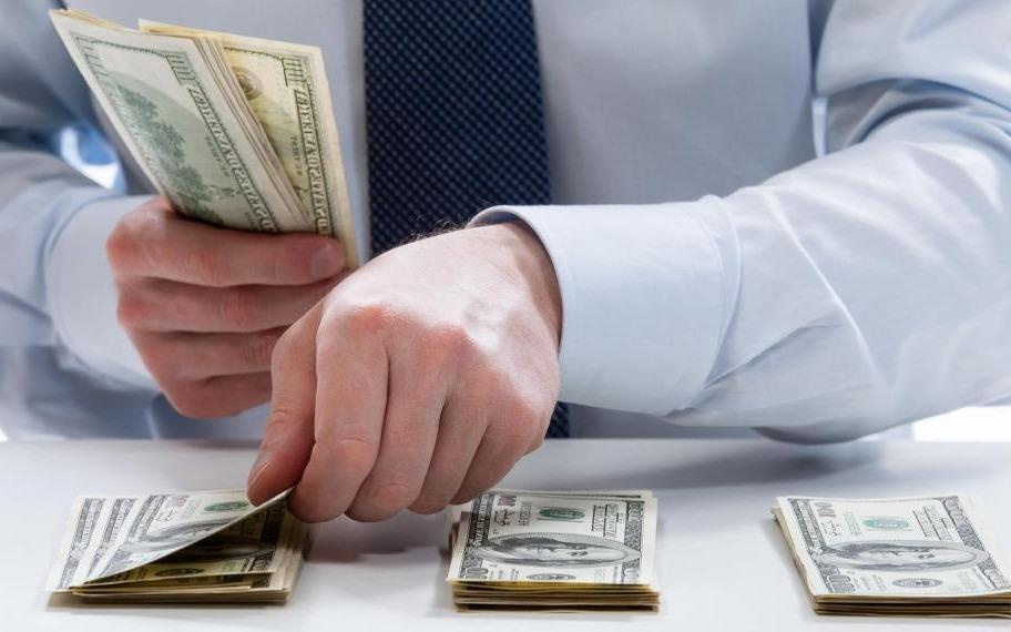 Cau do xac dinh so tien nhan vien ngan hang tra nham hinh anh