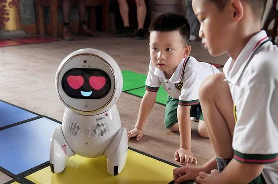 Robot se thay the giao vien, hang loat thay co mat viec? hinh anh