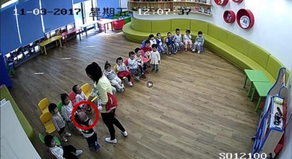 Giao vien bat tre mam non an mu tat trong lop hinh anh