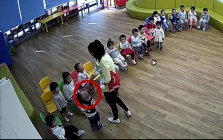 Hieu truong va 7 giao vien Trung Quoc di tu vi ep tre an mu tat hinh anh