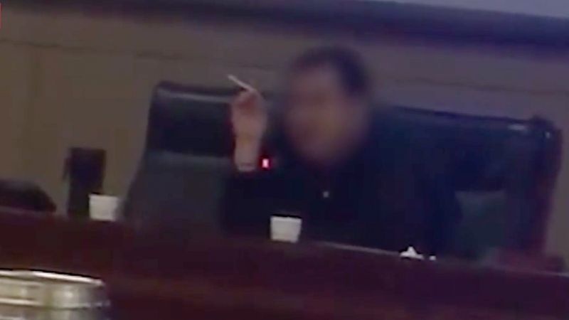 giáo sư bị đuổi vì hút thuốc ảnh 1 giao su bi duoi vi hut thuoc anh 1