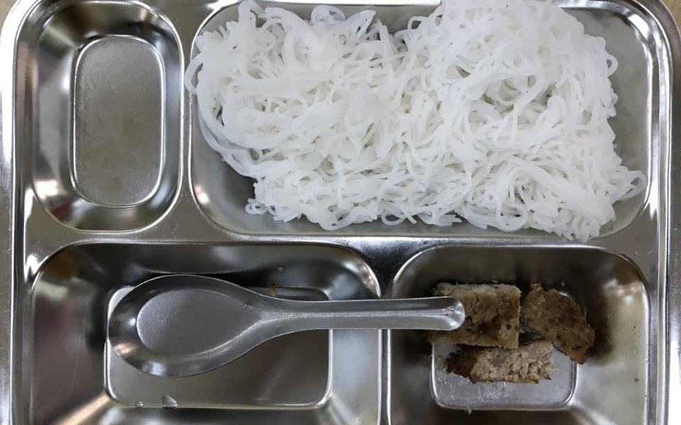 Nha truong noi gi ve suat com 22.000 dong bi phu huynh che it? hinh anh