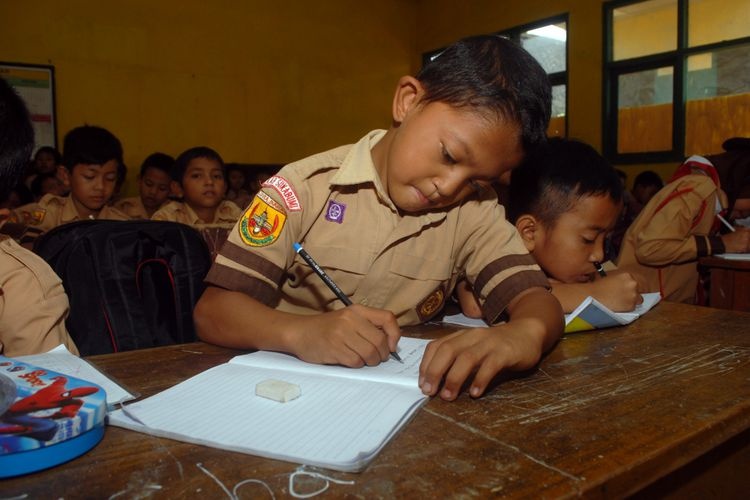 cậu bé đến trường bằng đôi tay ảnh 2 cau be den truong bang doi tay anh 2