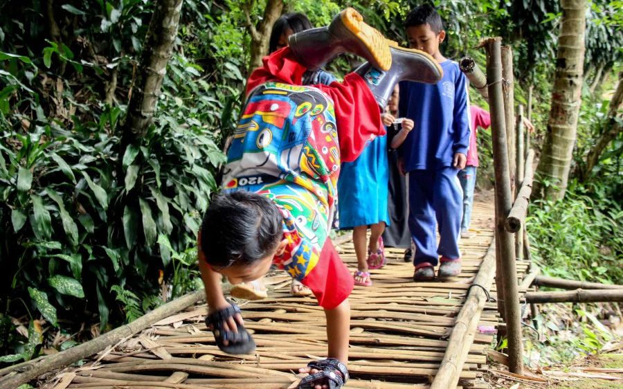 Cau be den truong bang doi tay, khat khao vao dai hoc hinh anh