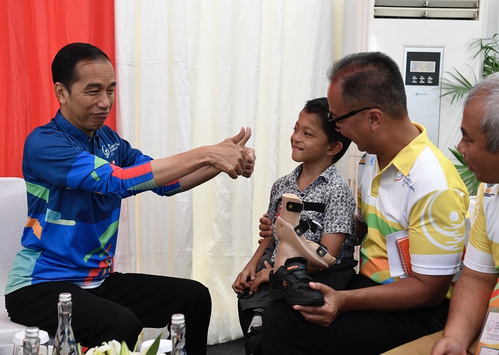 cậu bé đến trường bằng đôi tay ảnh 3 cau be den truong bang doi tay anh 3