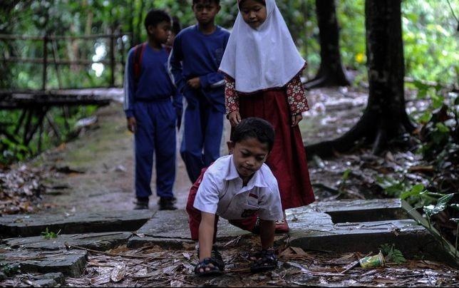 Cau be khuyet tat 8 tuoi bo 3 km toi lop hinh anh