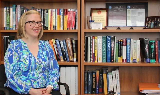 PGS My mat chuc vi yeu cau sinh vien Trung Quoc khong noi tieng me de hinh anh