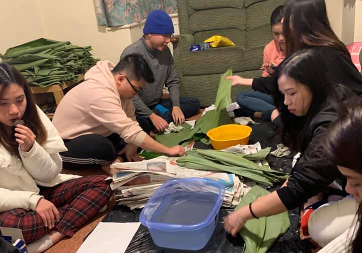 Sinh vien Viet Nam tai DH Tay Anh goi banh chung don Tet hinh anh