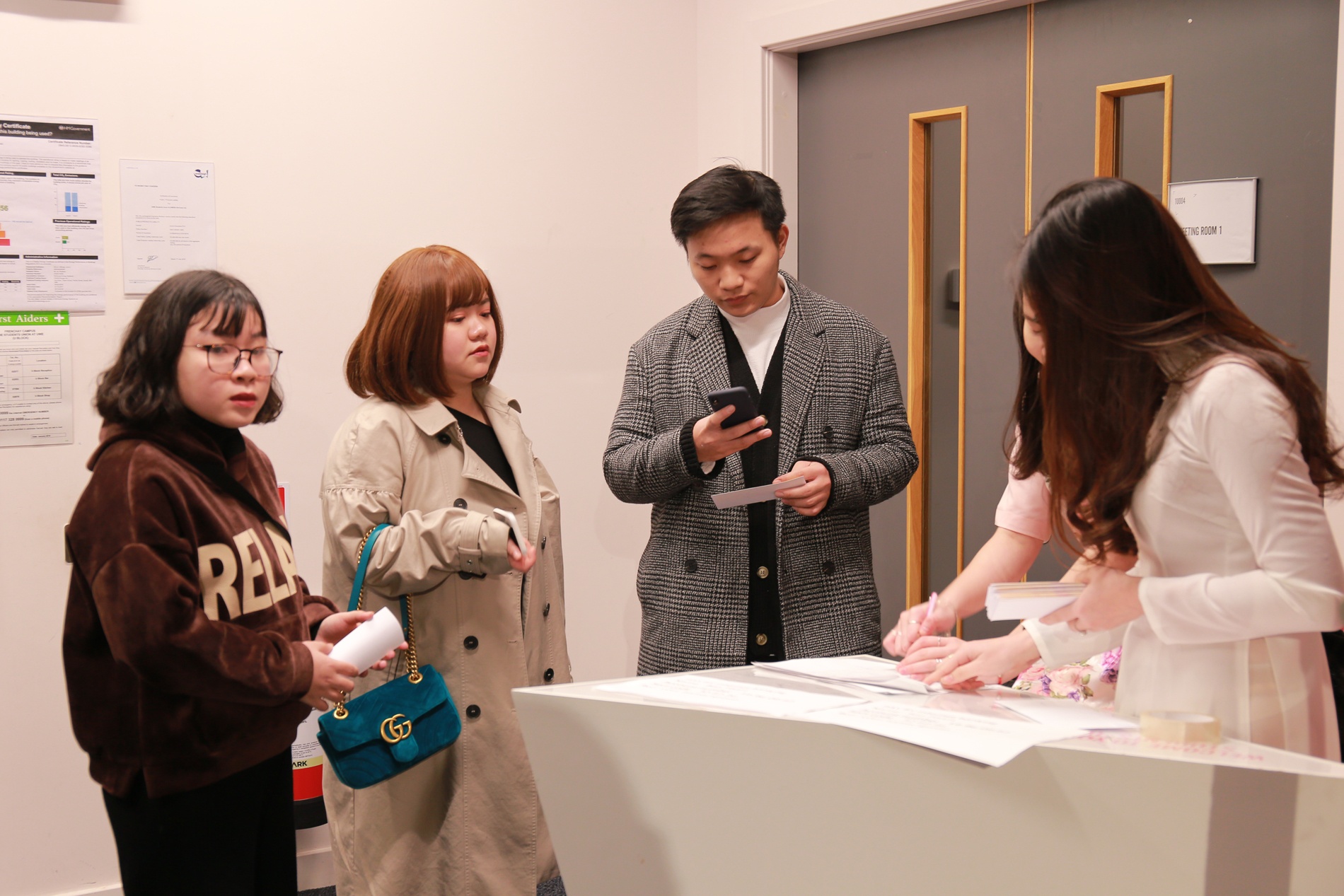 du hoc sinh don tet anh 4