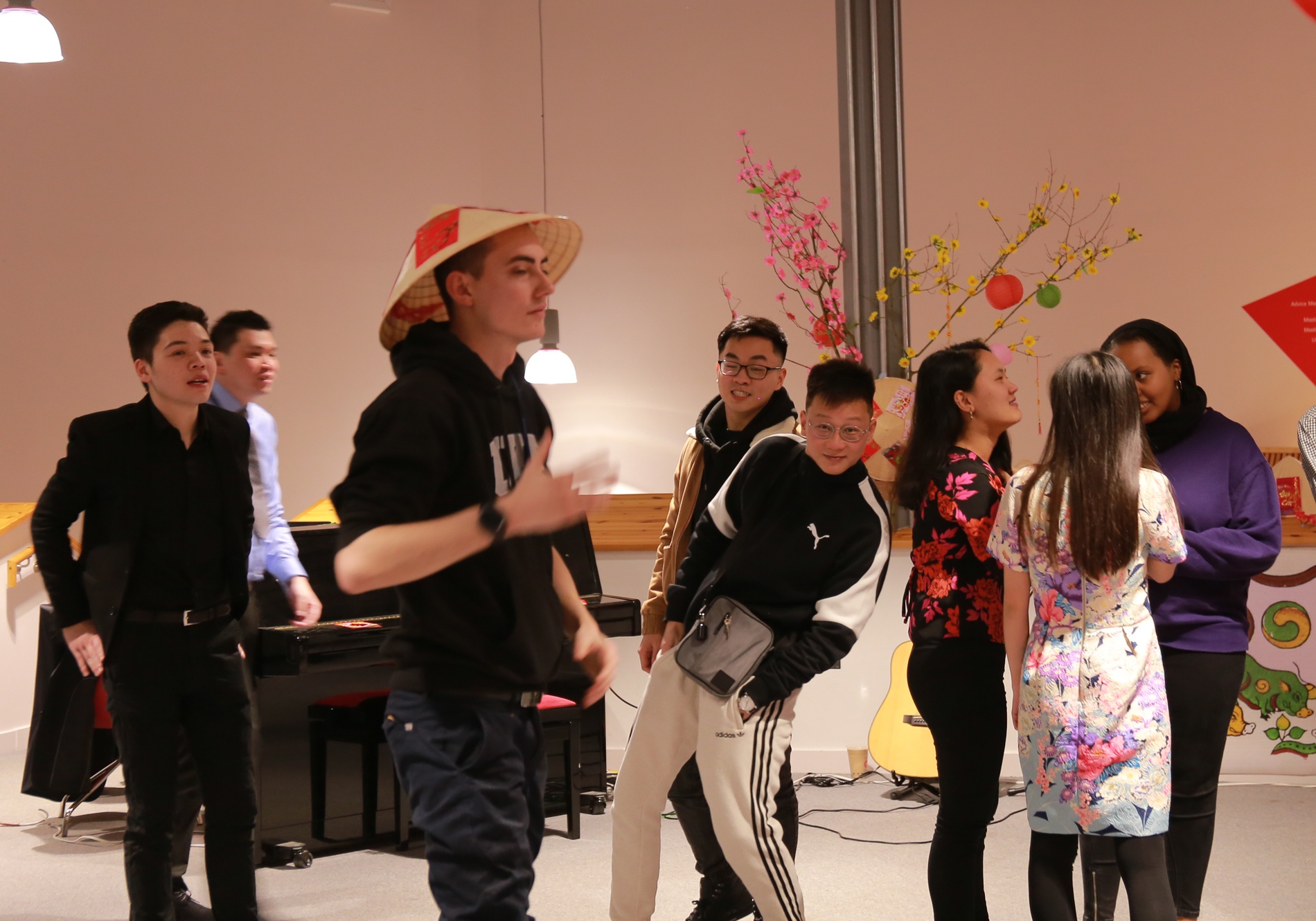 du hoc sinh don tet anh 2