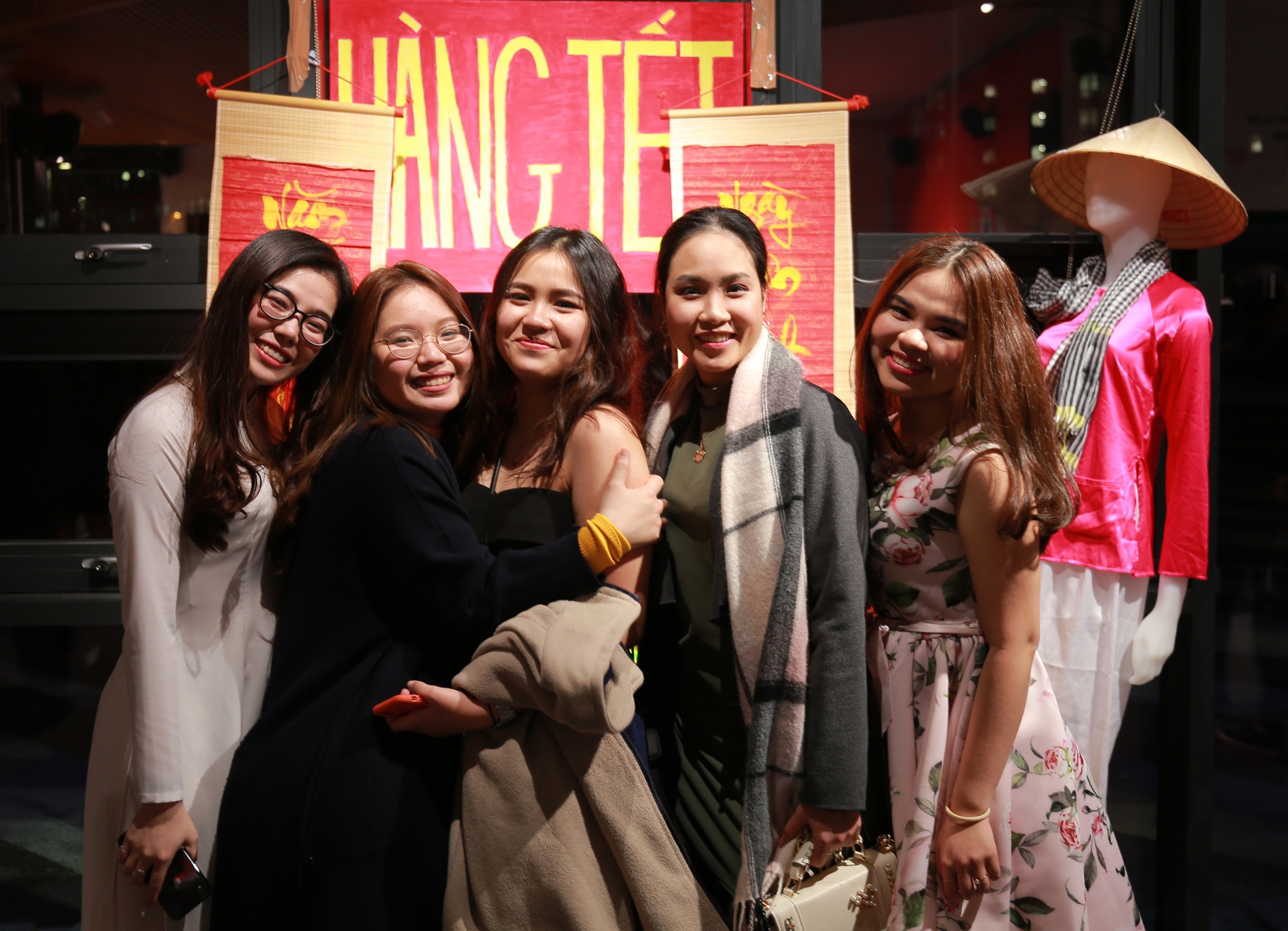 du hoc sinh don tet anh 1