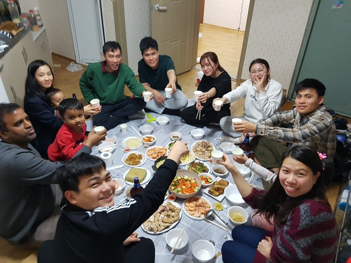 du hoc sinh don tet anh 1