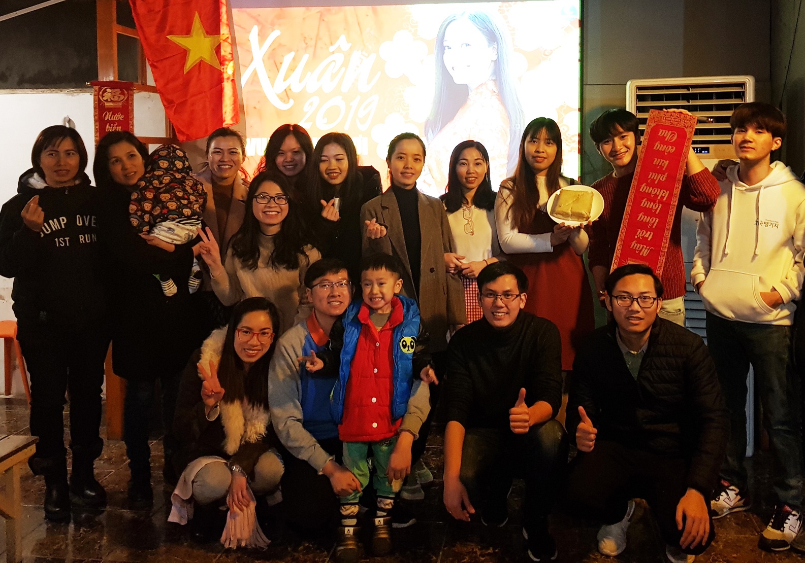 Du hoc sinh Viet Nam o Han Quoc quay quan don Tet Nguyen dan hinh anh